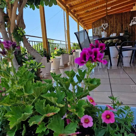 Dennis Seaview Apartman